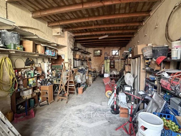 locale commerciale in vendita a Carignano