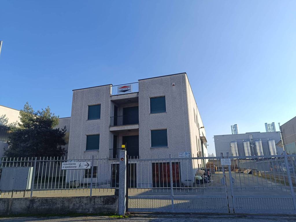 locale commerciale in vendita a Carmagnola