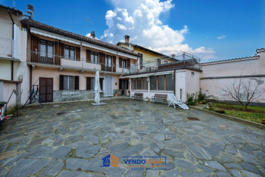 casa indipendente in vendita a Carmagnola in zona Salasio