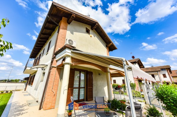 casa indipendente in vendita a Carmagnola in zona Cavalleri