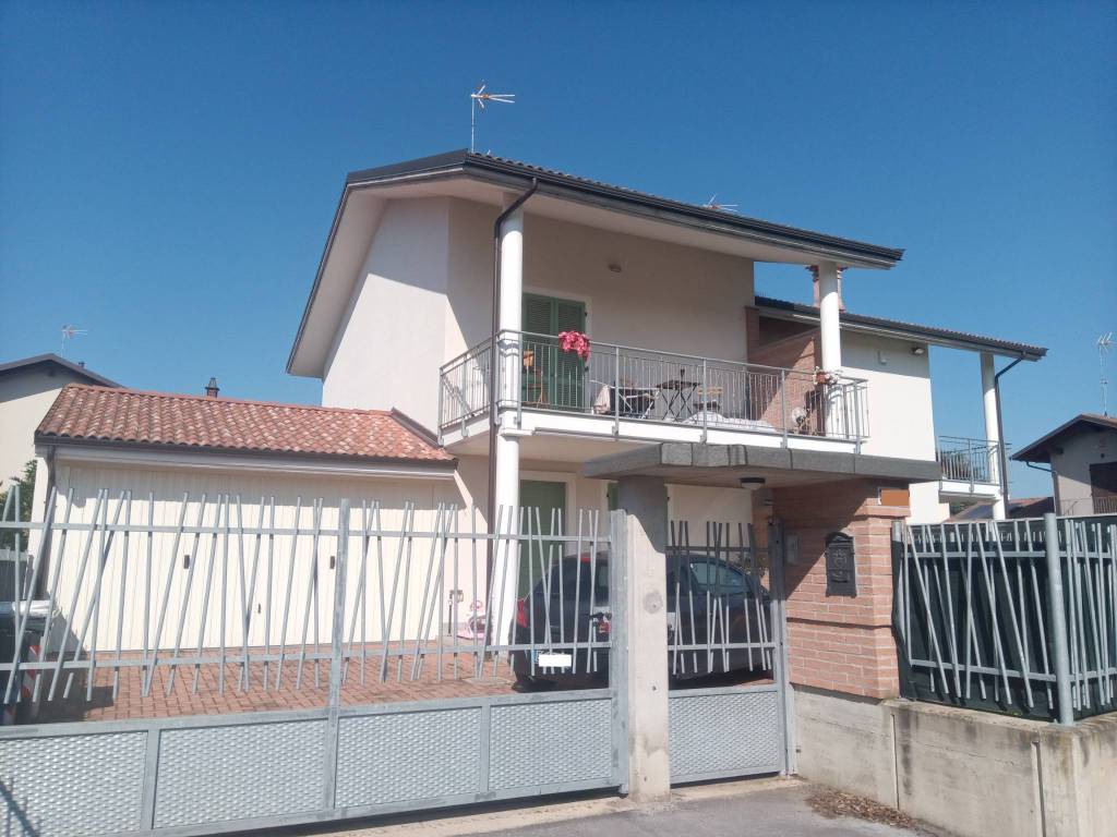 casa indipendente in vendita a Carmagnola in zona Tuninetti