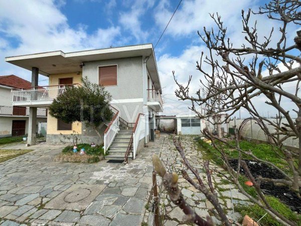 casa indipendente in vendita a Carmagnola in zona Salasio