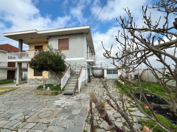 casa indipendente in vendita a Carmagnola in zona Salasio