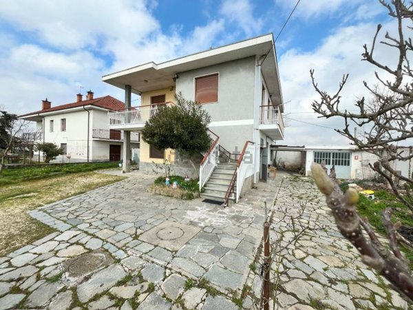 casa indipendente in vendita a Carmagnola in zona Salasio