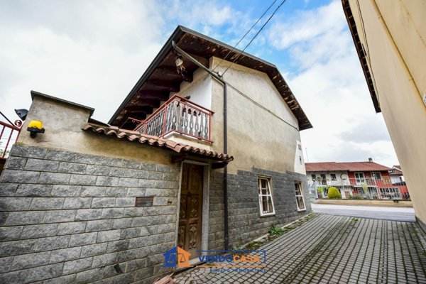 casa indipendente in vendita a Carmagnola in zona Salasio