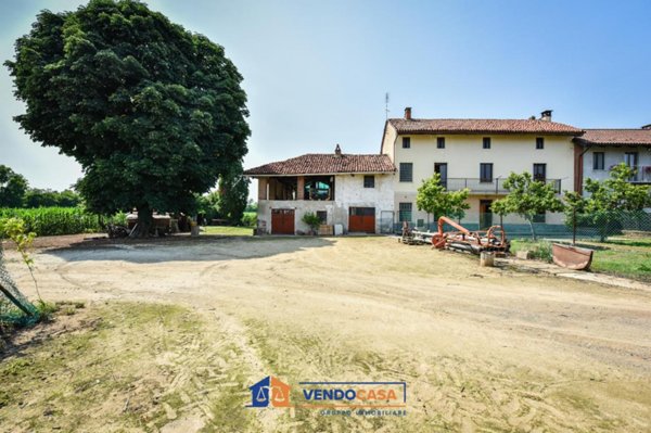 casale in vendita a Carmagnola in zona Vallongo