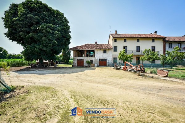 casa indipendente in vendita a Carmagnola in zona Vallongo