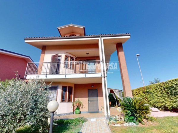 casa indipendente in vendita a Carmagnola in zona San Bernardo