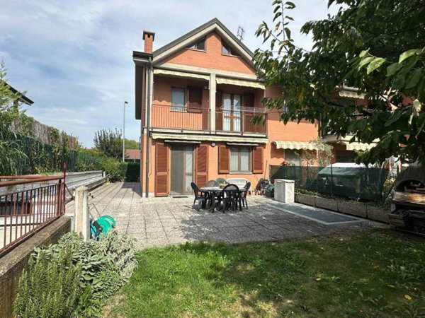 casa indipendente in vendita a Carmagnola in zona San Michele