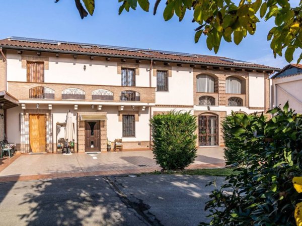 casa indipendente in vendita a Carmagnola in zona Corno