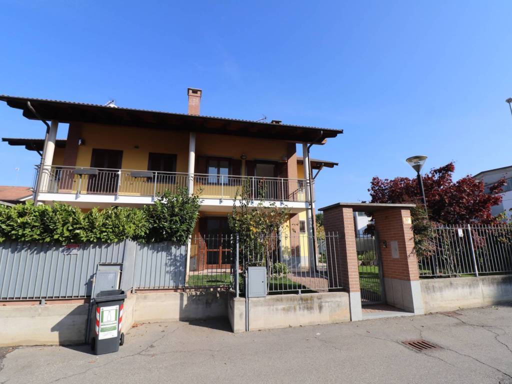 casa indipendente in vendita a Carmagnola in zona San Bernardo