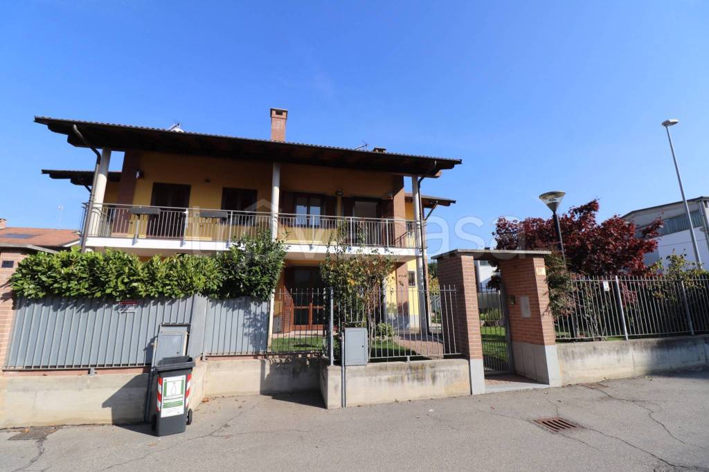 casa indipendente in vendita a Carmagnola in zona San Bernardo
