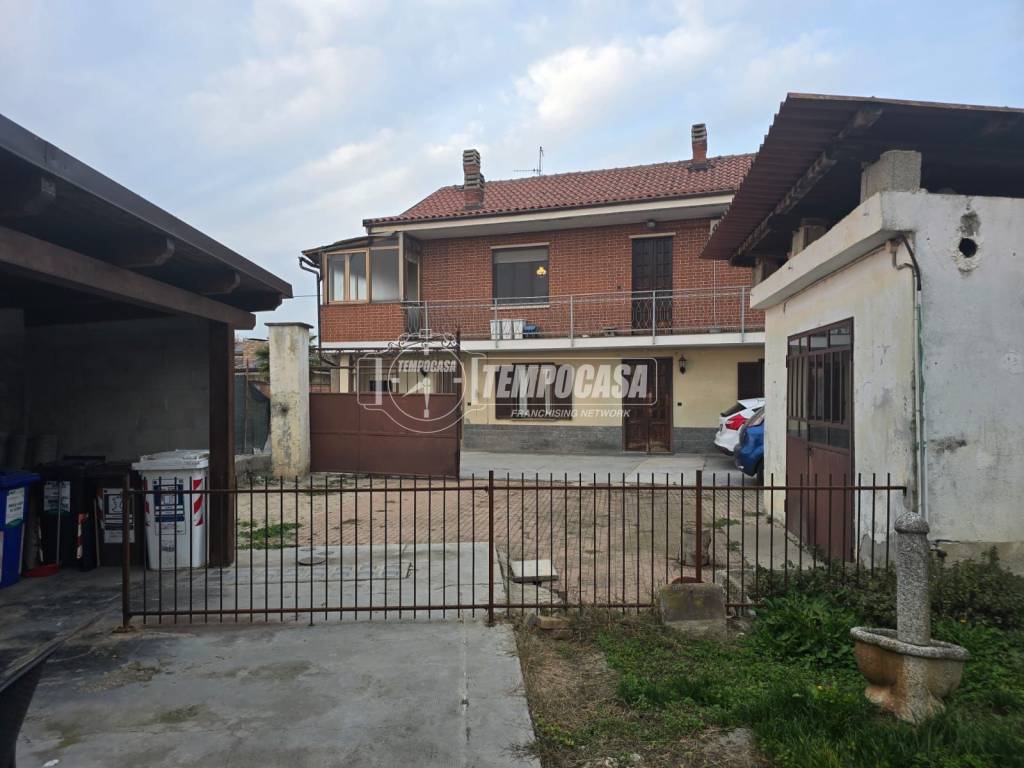 casa indipendente in vendita a Carmagnola in zona Vallongo