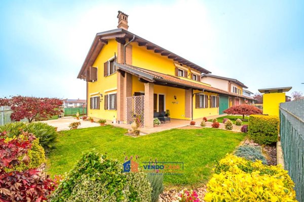 casa indipendente in vendita a Carmagnola in zona Oselle