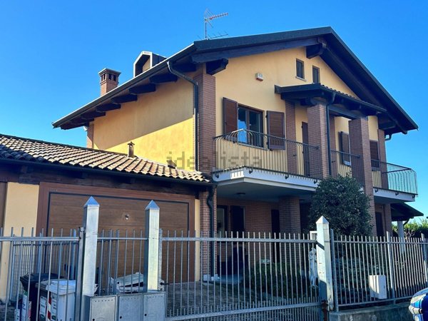 casa semindipendente in vendita a Carmagnola in zona Tuninetti