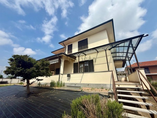 casa indipendente in vendita a Carmagnola in zona San Bernardo