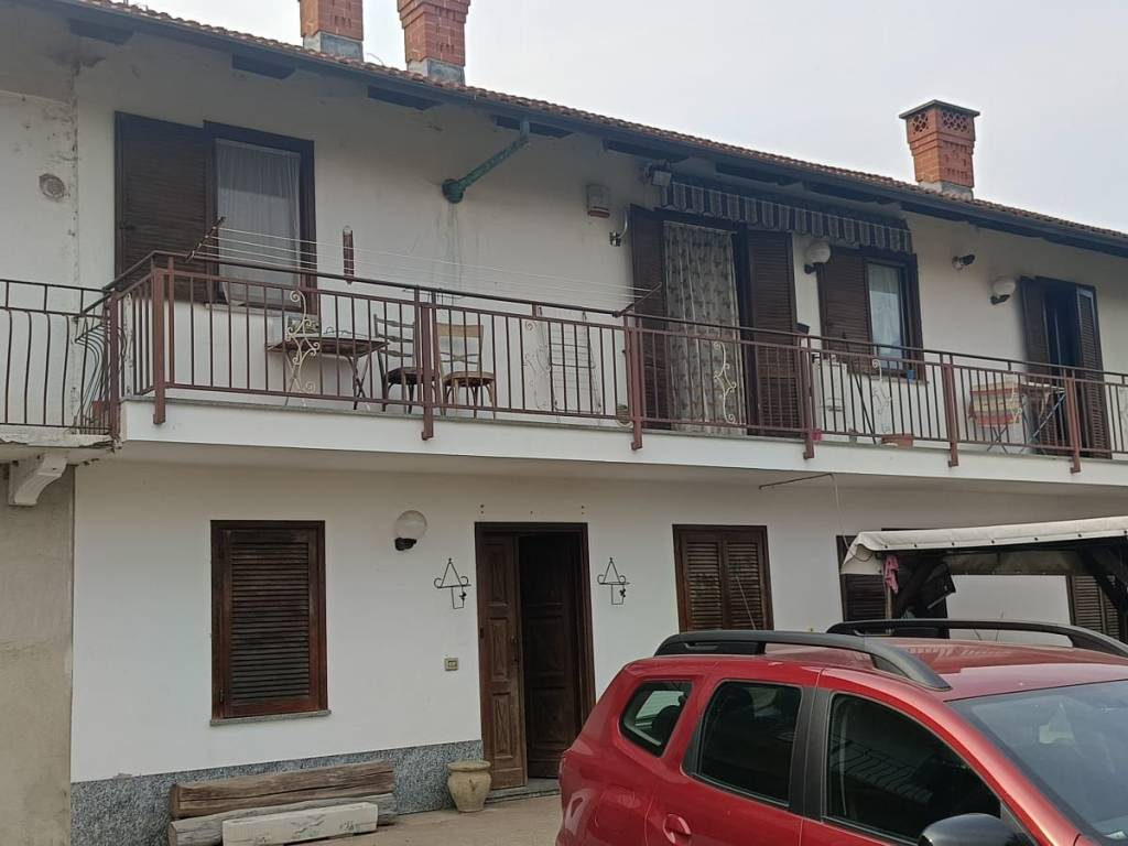 casa indipendente in vendita a Carmagnola in zona Vallongo