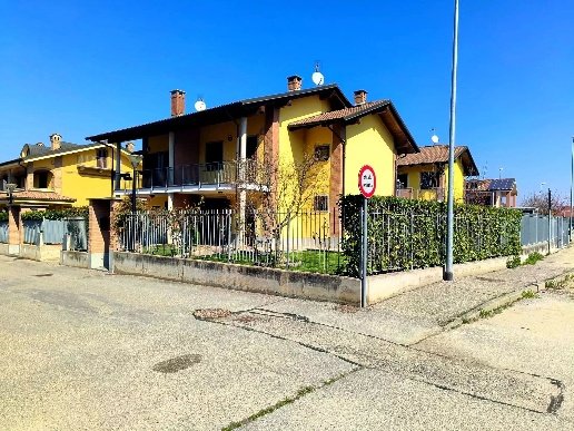 casa indipendente in vendita a Carmagnola in zona San Bernardo