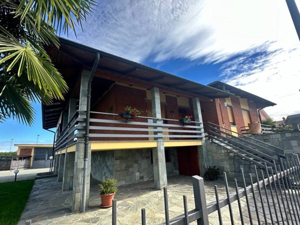casa indipendente in vendita a Carmagnola in zona Bossola