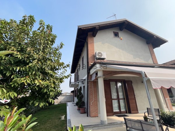 casa indipendente in vendita a Carmagnola in zona Cavalleri