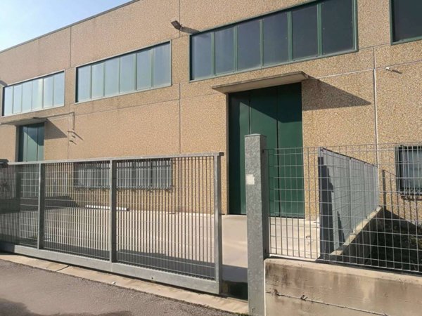 locale commerciale in vendita a Carmagnola