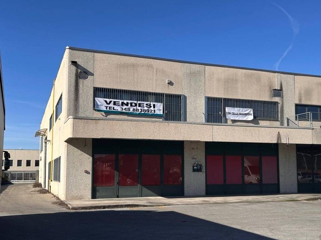locale commerciale in vendita a Carmagnola