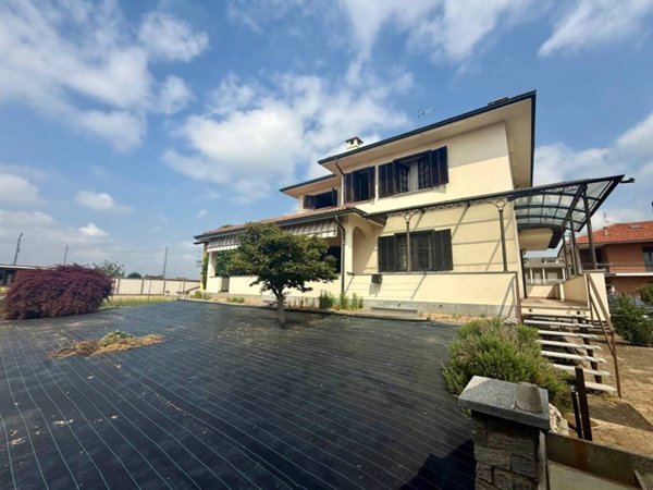 casa indipendente in vendita a Carmagnola in zona San Bernardo