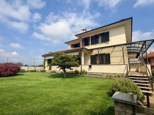 casa indipendente in vendita a Carmagnola in zona San Bernardo
