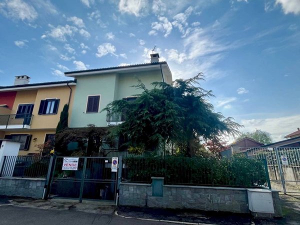 casa indipendente in vendita a Carmagnola in zona San Michele