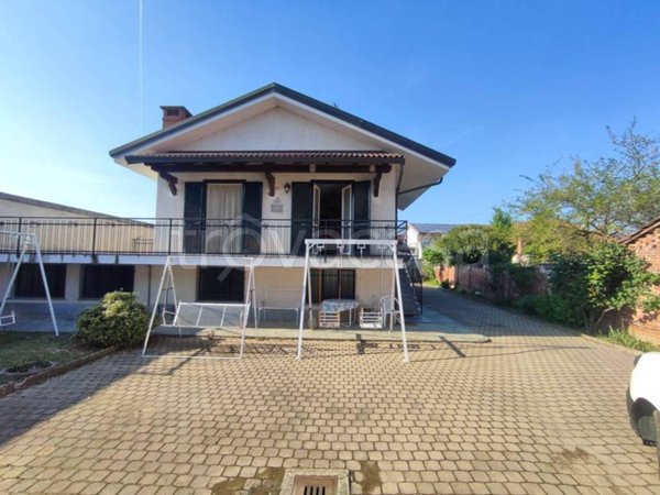 casa indipendente in vendita a Carmagnola in zona San Bernardo