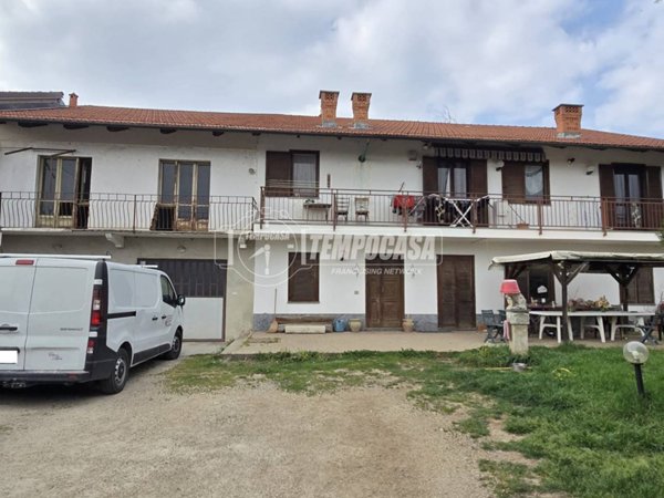 casa indipendente in vendita a Carmagnola in zona Vallongo