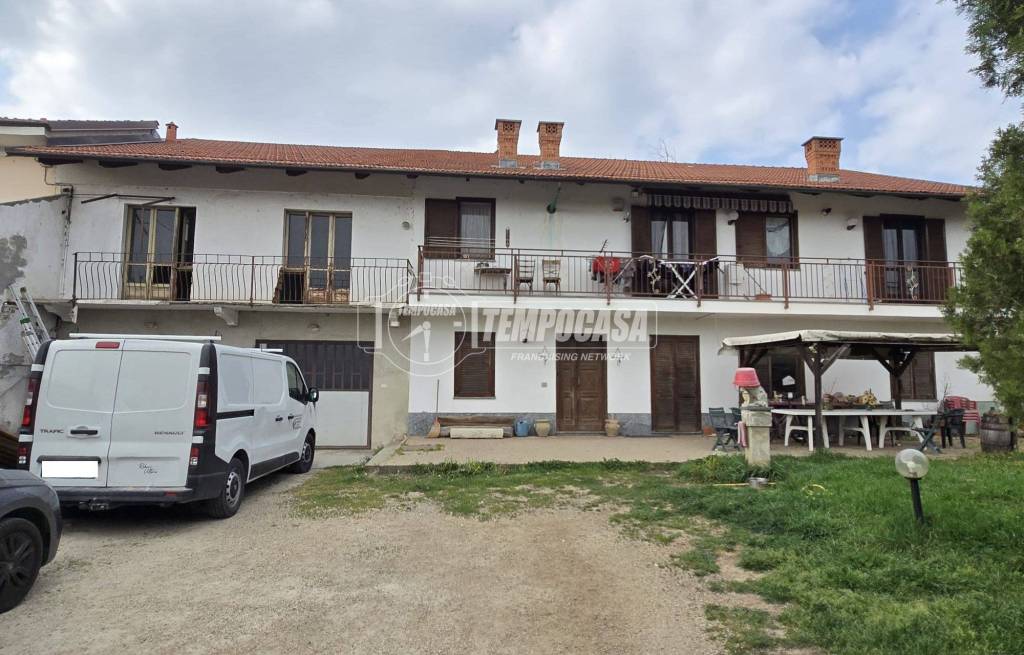casa indipendente in vendita a Carmagnola in zona Vallongo