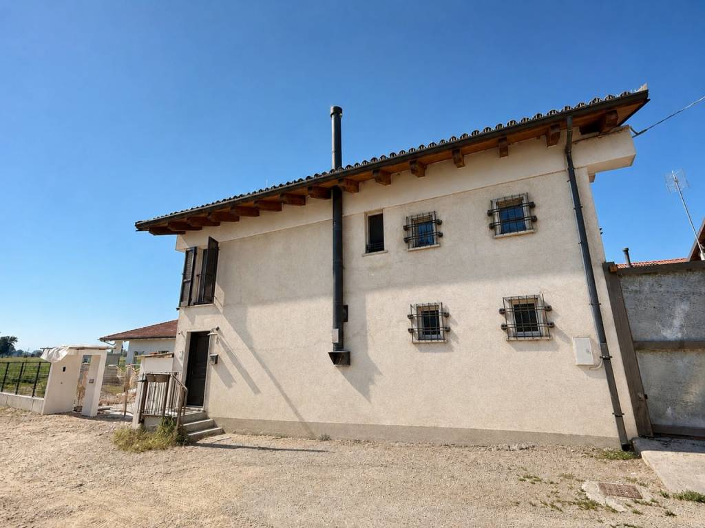 casa indipendente in vendita a Carmagnola in zona San Michele