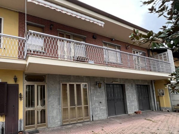 intera palazzina in vendita a Carmagnola in zona Salasio