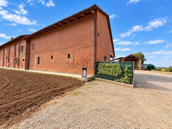 casale in vendita a Carmagnola in zona Motta