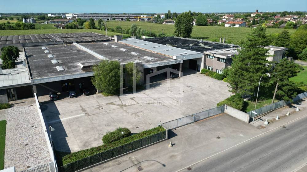 locale commerciale in vendita ad Acquafredda