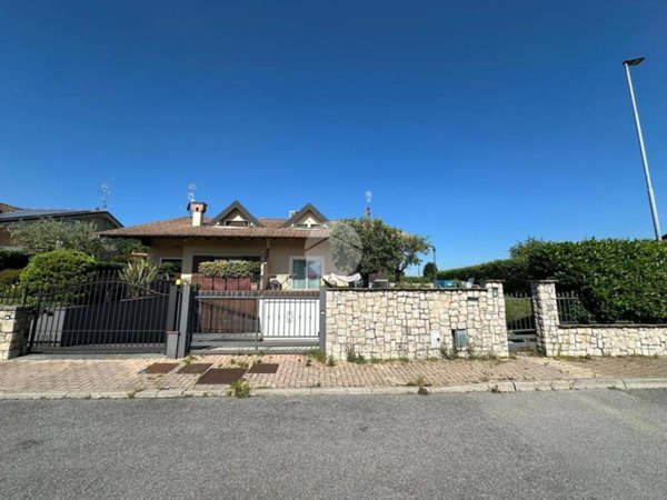 casa indipendente in vendita ad Adro in zona Torbiato
