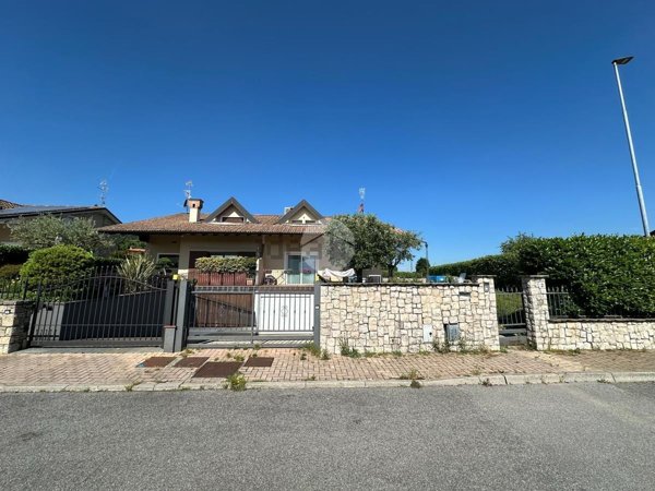 appartamento in vendita ad Adro in zona Torbiato