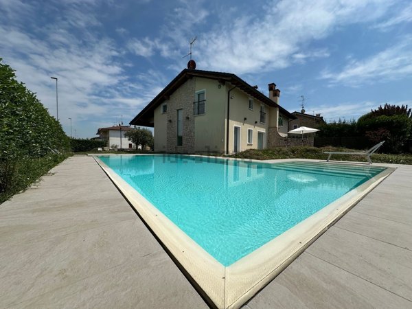 appartamento in vendita ad Adro in zona Torbiato