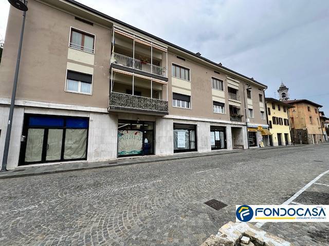 locale commerciale in vendita ad Adro
