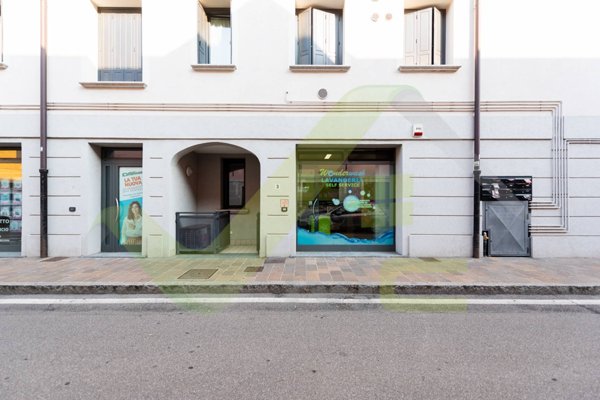 negozio in vendita ad Adro