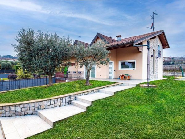 casa indipendente in vendita ad Adro in zona Torbiato