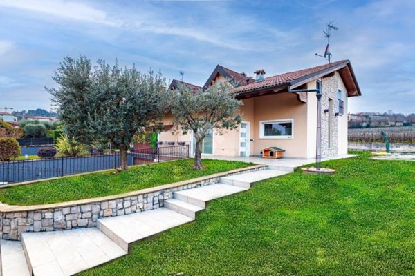 casa indipendente in vendita ad Adro in zona Torbiato