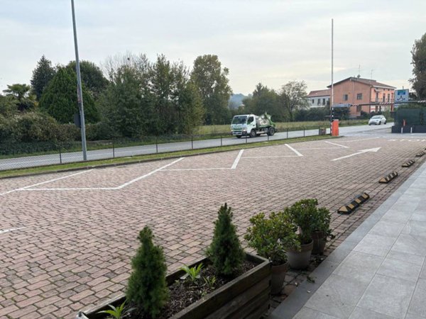 negozio in vendita ad Adro in zona Torbiato