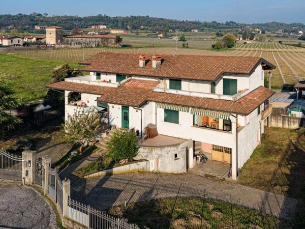 appartamento in vendita ad Adro in zona Torbiato