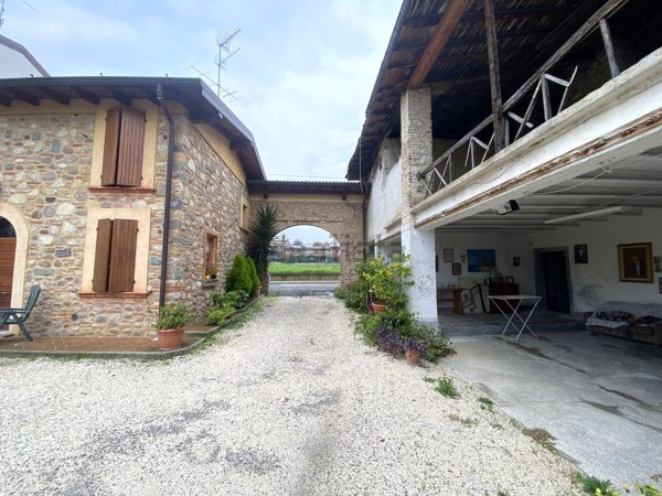 casale in vendita ad Adro in zona Torbiato