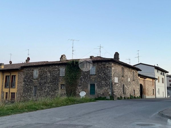 casale in vendita ad Adro in zona Torbiato