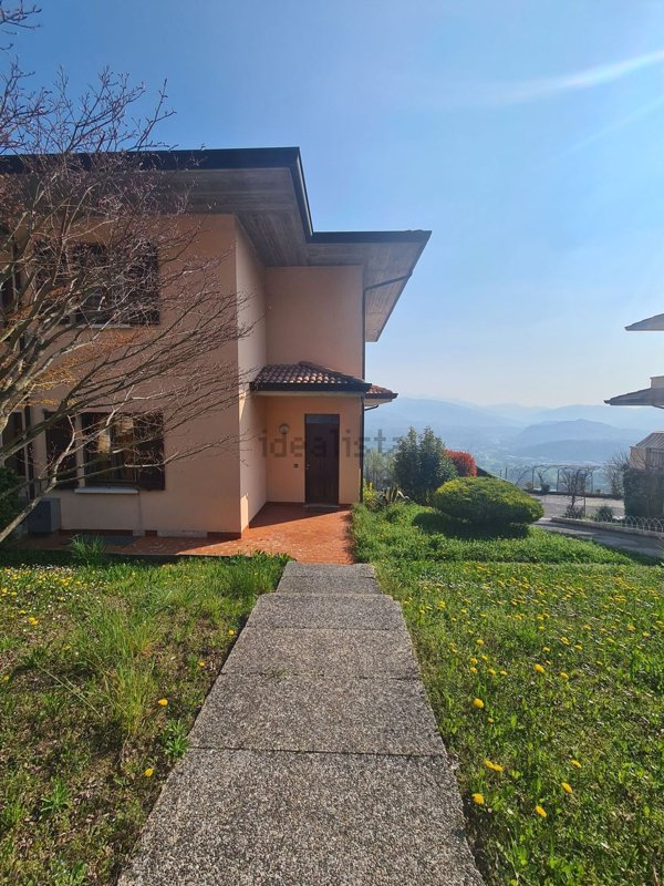 casa indipendente in vendita ad Agnosine in zona Sant'Andrea