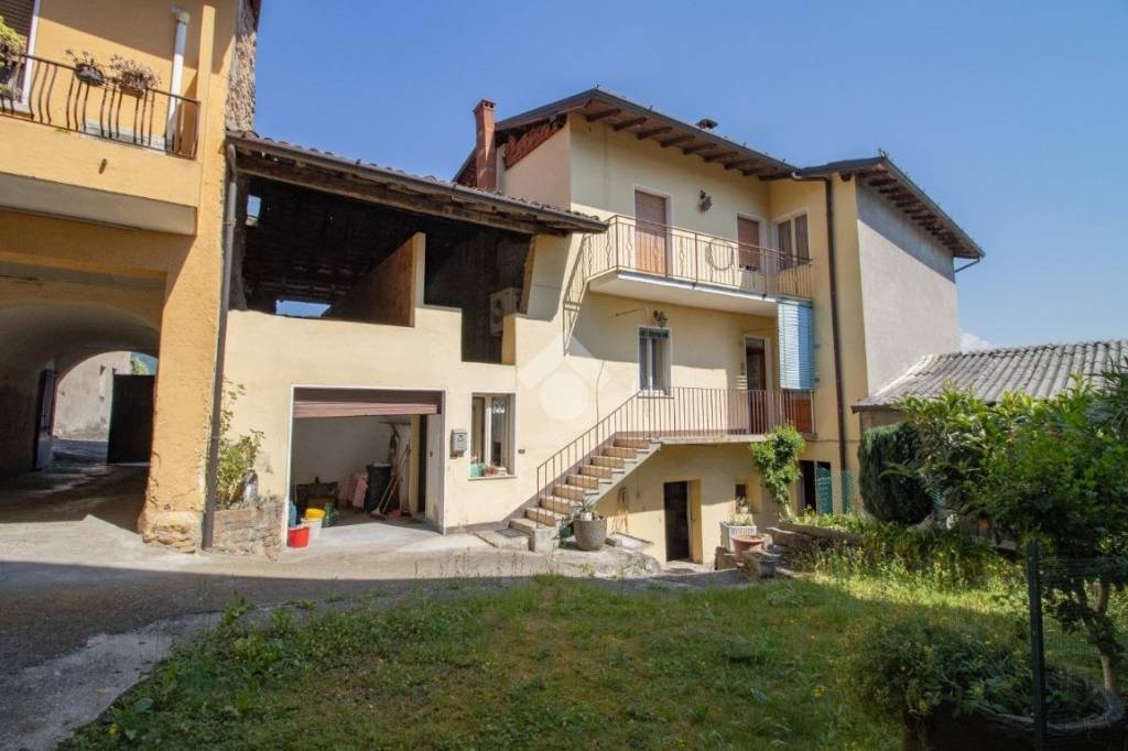 casa indipendente in vendita ad Agnosine in zona Trebbio