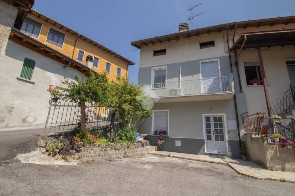casa indipendente in vendita ad Agnosine in zona Trebbio